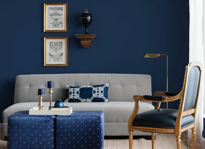 colores para paredes de salon, tonos del azul modernos en 2019, pared en azul índigo, muebles de diseño en estilo vintage