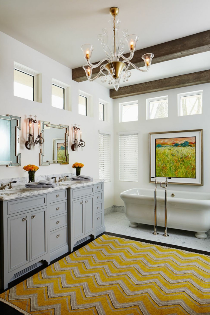 ideas sobre reforma baño pequeño, espacio decorado en colores claros con detalles en amarillo y muebles vintage 