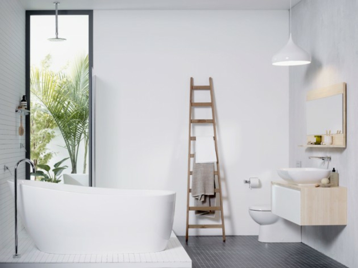 cuarto de baño moderno decorado en blanco con bañera exenta de diseño, ideas de reforma baño pequeño