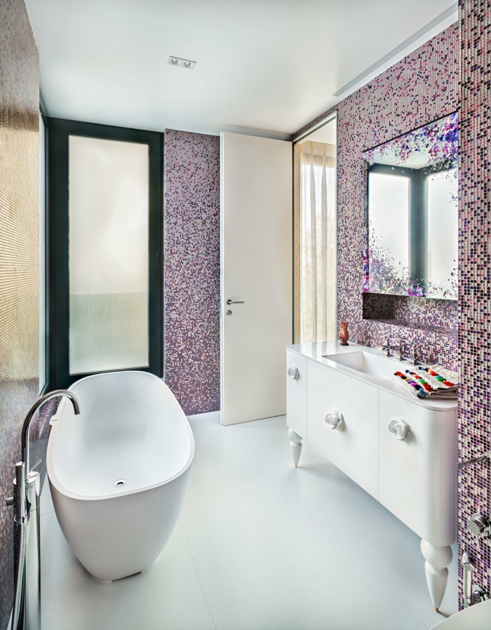 baño moderno decorado en estilo ecléctico, ideas reforma baño pequeño, bañera moderna, azulejos super originales, armario vintage con lavabo empotrado 