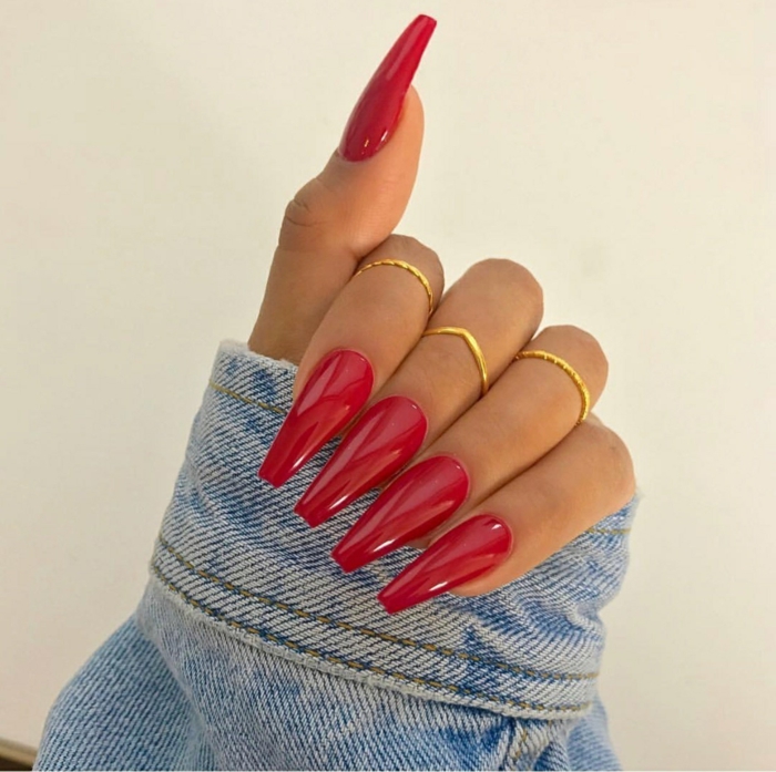 uñas de acrilico pintadas en rojo brillante, uñas muy largas en forma ballerina, diseños de uñas modernos 