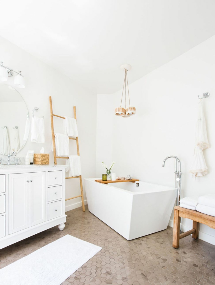baño decorado en blanco con suelo con azulejos de diseño forma hexagonal, bañera exenta moderna 