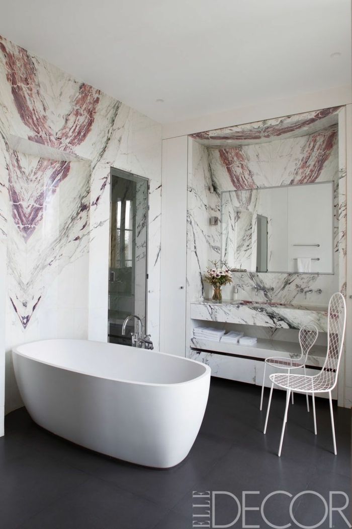 azulejos para baños modernos de mármol, suelo con baldosas en gris, bañera exenta de diseño 