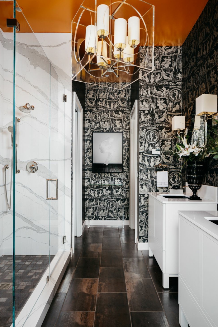 pequeño baño decorado en estilo ecléctico,ideas de reforma baño pequeño, paredes con papel pintado en blanco y negro 