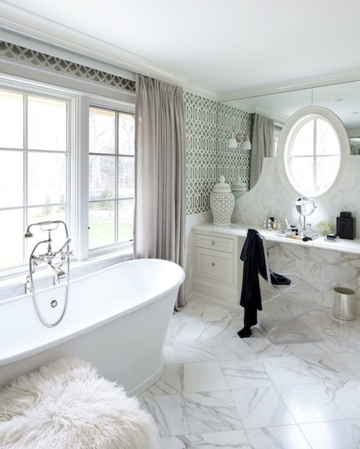 azulejos para baños modernos que imitan mármol, bañera moderna, decoración en colores claros 