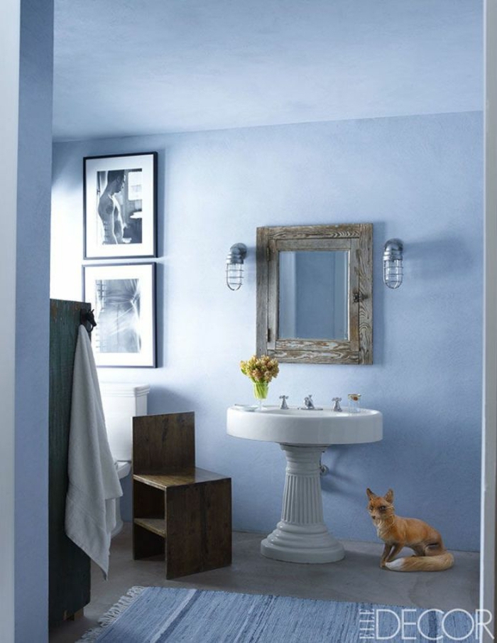 pequeño baño decorado en tonos pastel, paredes en azul, detalles y muebles en estilo vintage 