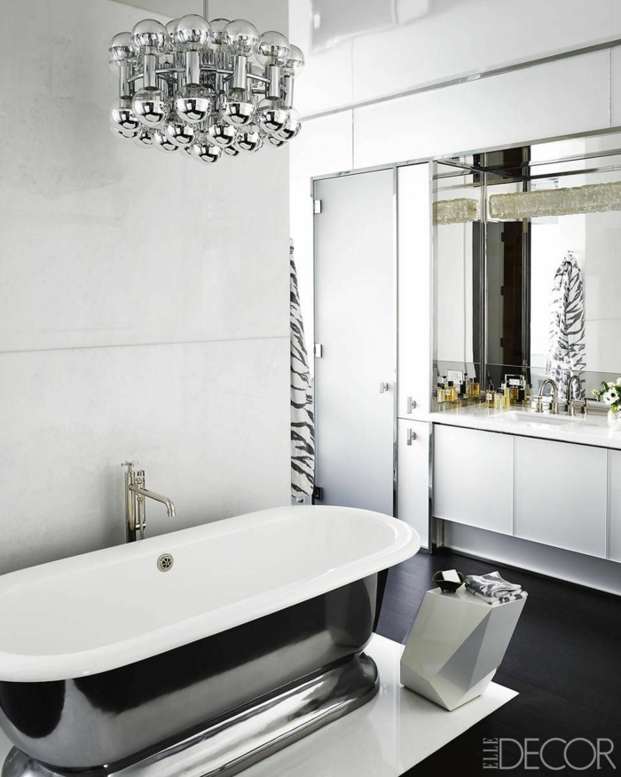 cuarto de baño de diseño con muebles y detalles en plateado, baños grises modernos, suelo con baldosas negras 