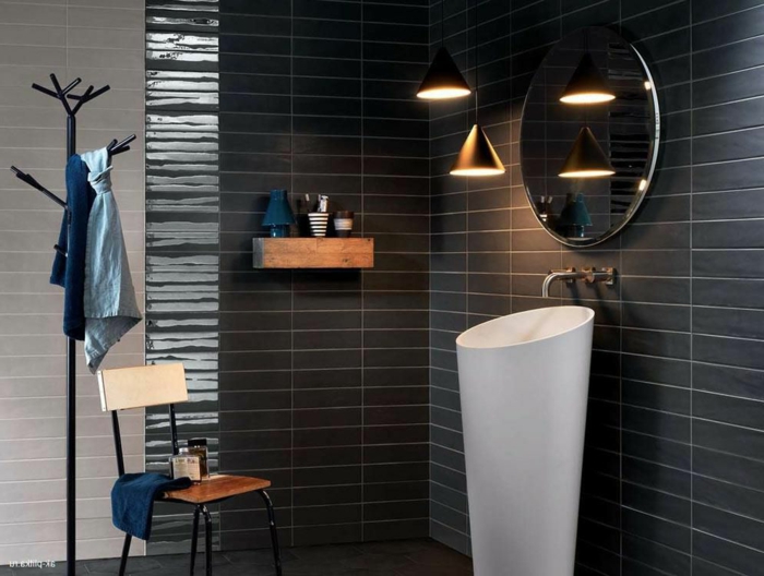 pequeño cuarto de baño moderno decorado en blanco y negro, espejo oval moderno y azulejos de diseño 