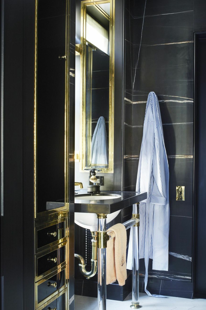 pequeño baño decorado en negro y dorado con espejo, baños de diseño modernos tendencias 2018 2019