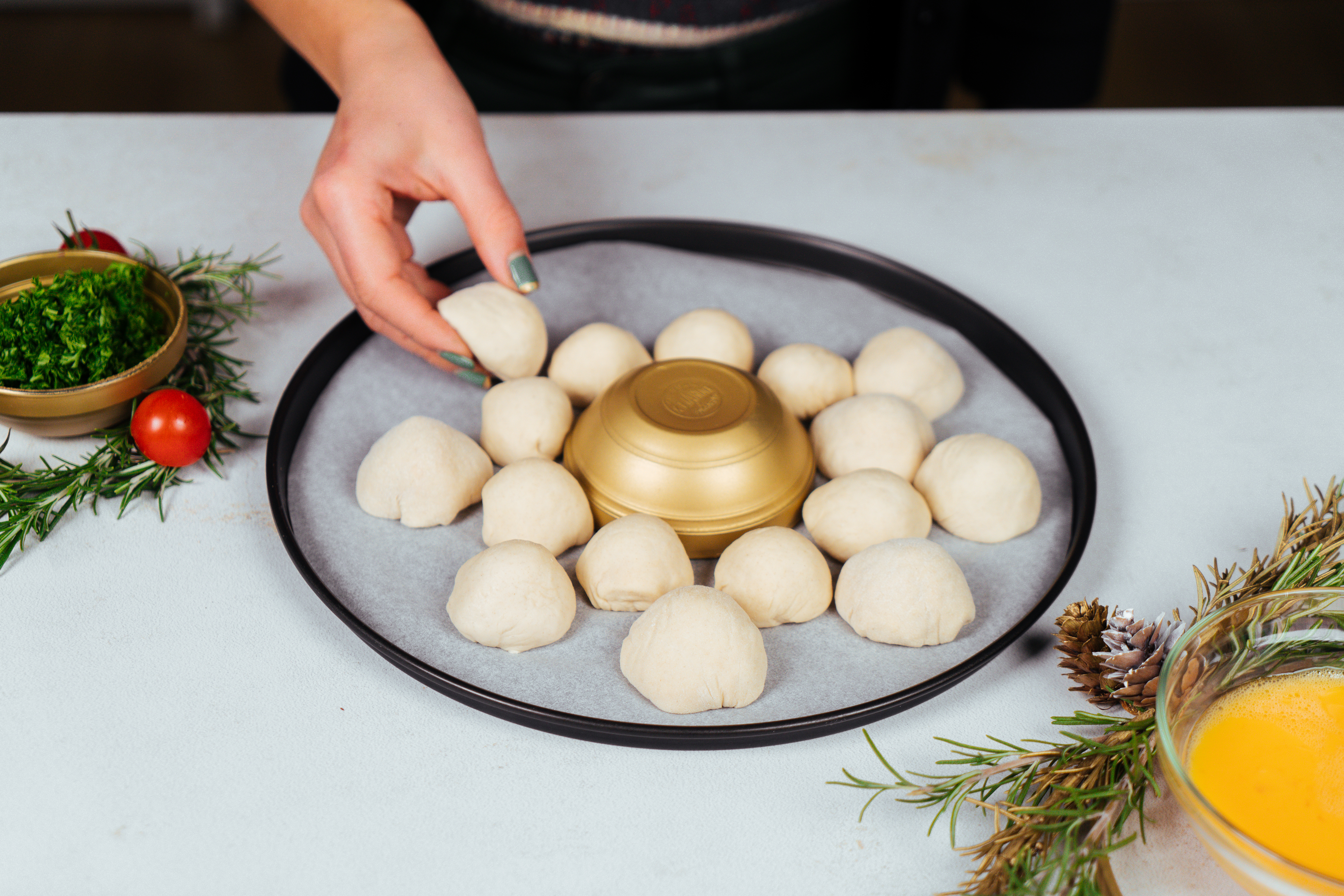 como preparar un pan de navidad en forma de corona paso a paso, mini panes de hojaldre llenos de mozzarella, ideas para regalar 