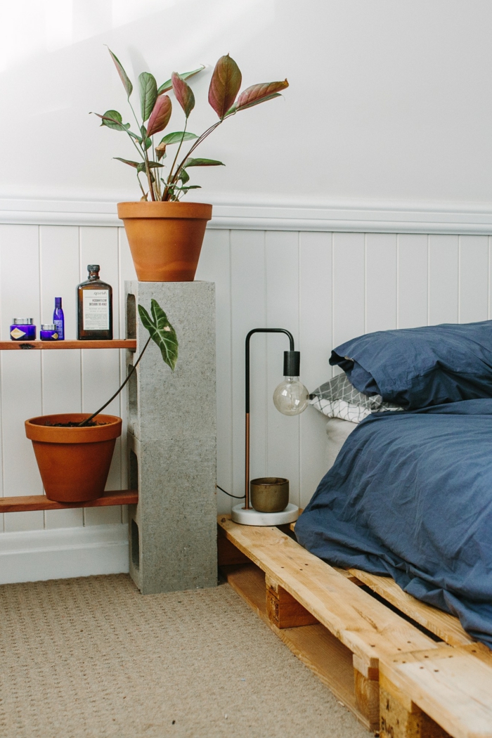 pasos sobre como hacer camas con palets, bonito dormitorio decorado en estilo contemporáneo, camas DIY de palets 