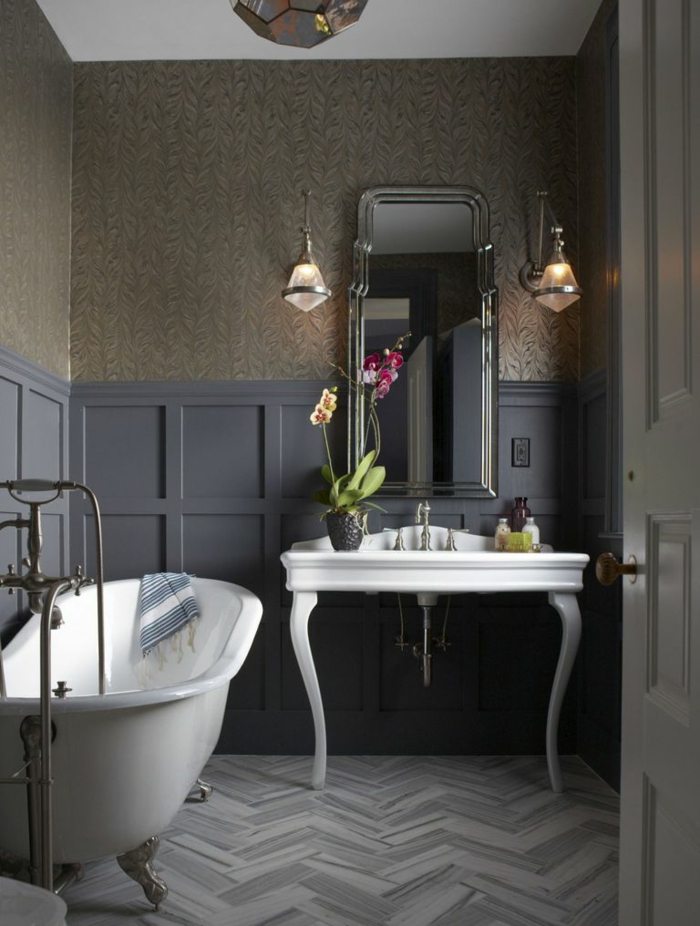 pequeño baño decorado en gris en estilo vintage, baños grises de diseño, paredes en gris y beige 