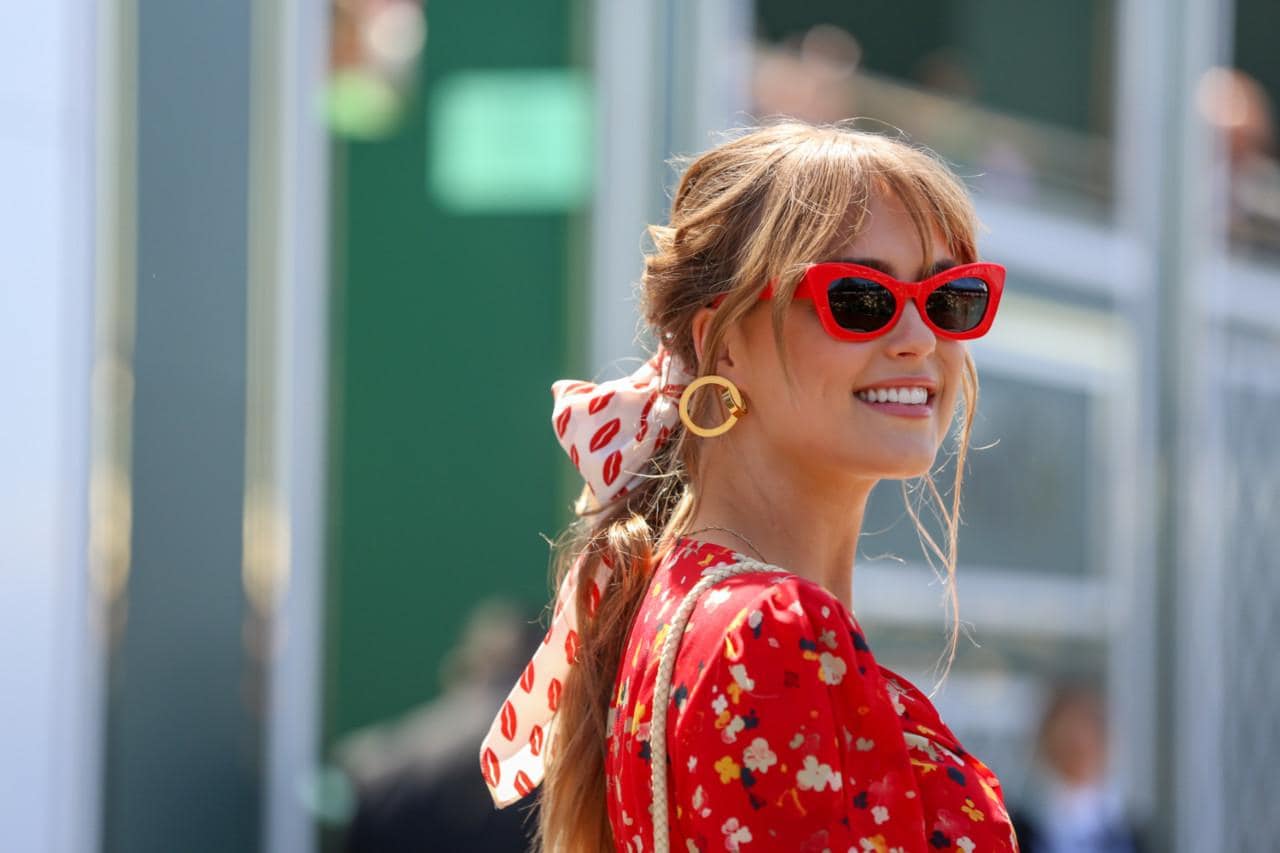 maneras de ponerse un pañuelo en el cabello, mujer con vestido rojo elementos florales, gafas de diseño 