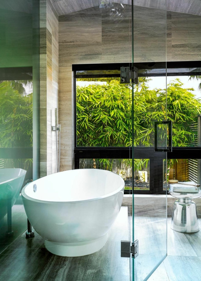 cuartos de baño de diseño decorados en estilo contemporáneo, decoración minimalista, bañera moderna y grandes ventanales 