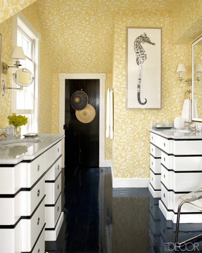 baños modernos con detalles decorativos en estilo vintage, paredes con papel pintado motivos florales 