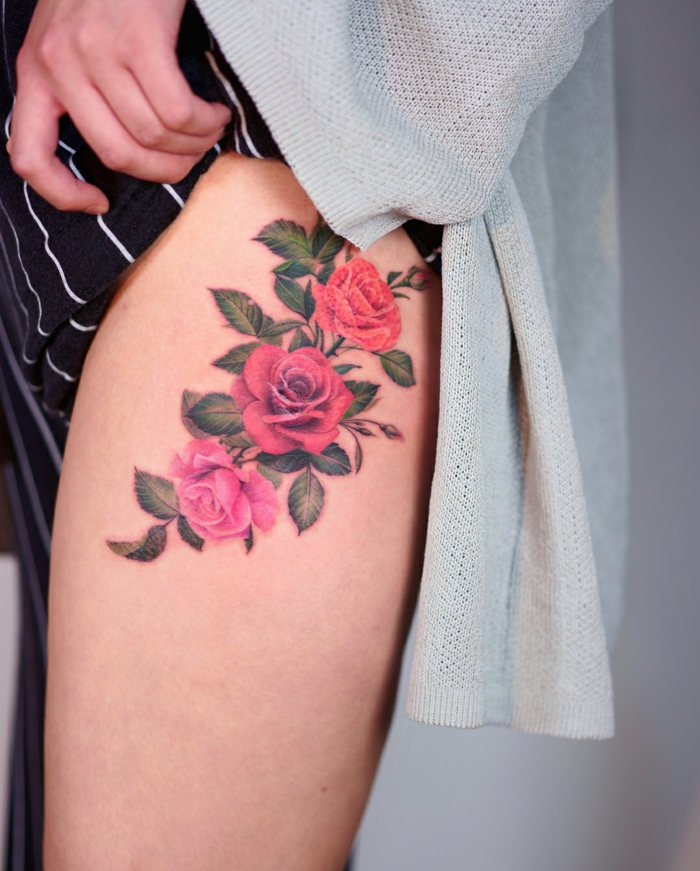diseños tatuajes old school para mujeres, precioso tatuaje con motivos florales en la cadera, tatuajes old school rosas 