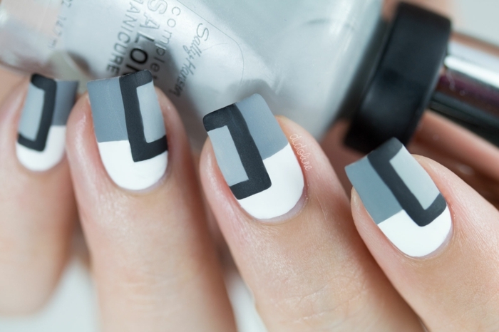 como hacer uñas acrilicas según las últimas tenencias en uñas decoradas, uñas en gris, negro y blanco con elementos geométricos 