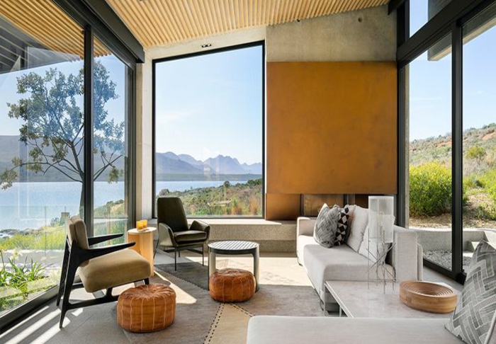 como pintar una habitacion de dos colores, ambiente decorado en estilo contemporáneo con grandes ventanales, techo inclinado y decoración minimalista