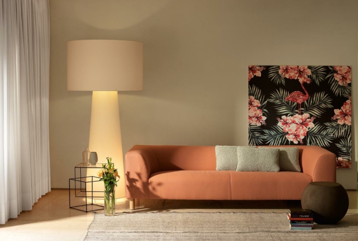 ideas decoración de salones color arena pared, sofá en estilo vintage color naranja, grande cuadro decorativo en la pared