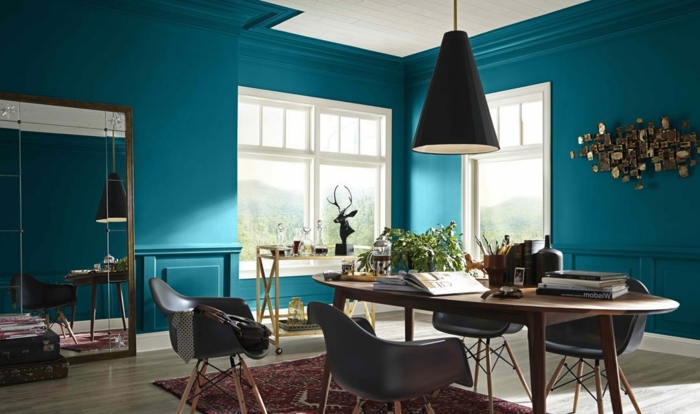 colores para paredes de salon que estarán en tendencia en 2019, paredes en color azul turquesa, decoración en la pared 