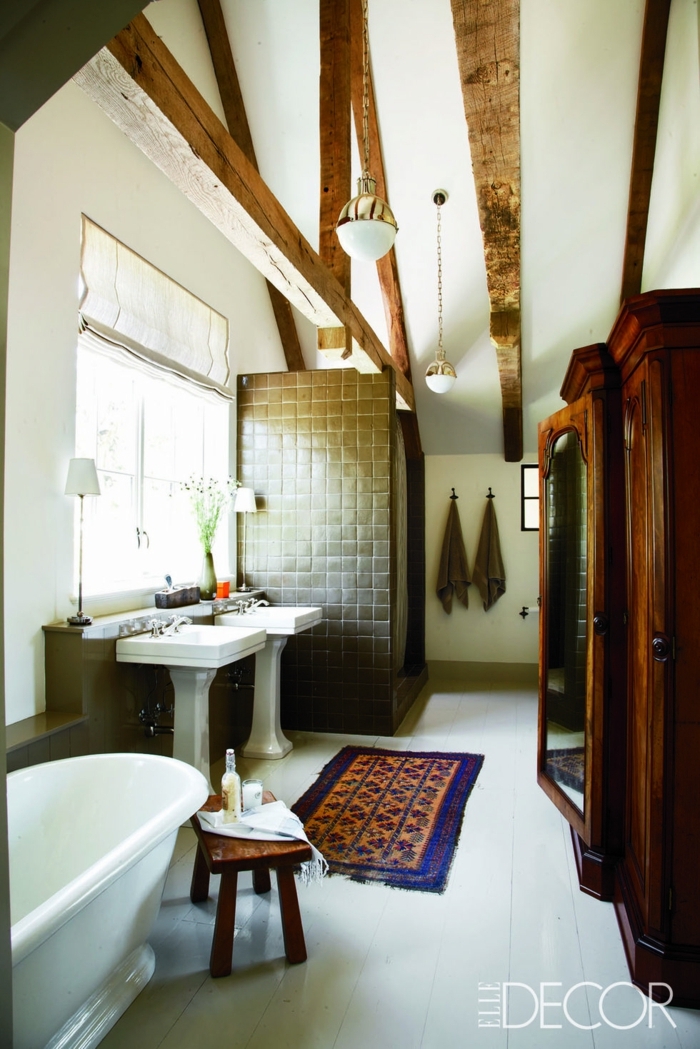 ideas sobre como hacer reformas de baño, baño decorado en estilo rústico, techo con vigas, muebles de madera de época 