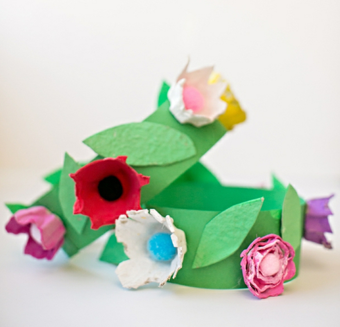 preciosas ideas de manualidades con cartulina, coronas DIY decoradas de flores hechas de hueveras 