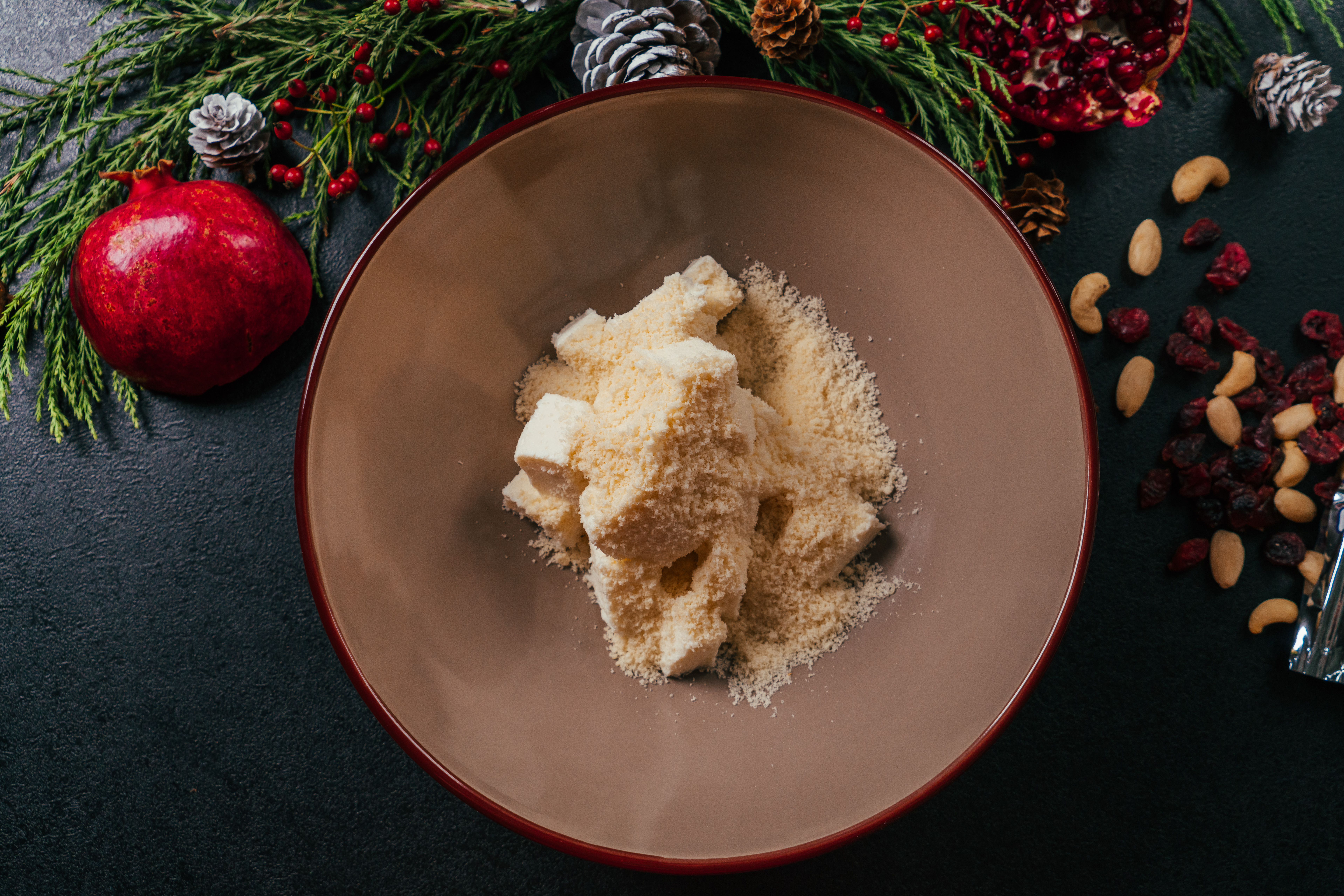 pasos para hacer bolas navideñas de quesos sumergidas en pistachos, arándanos secos y perejil, entrantes para navidad paso a paso 