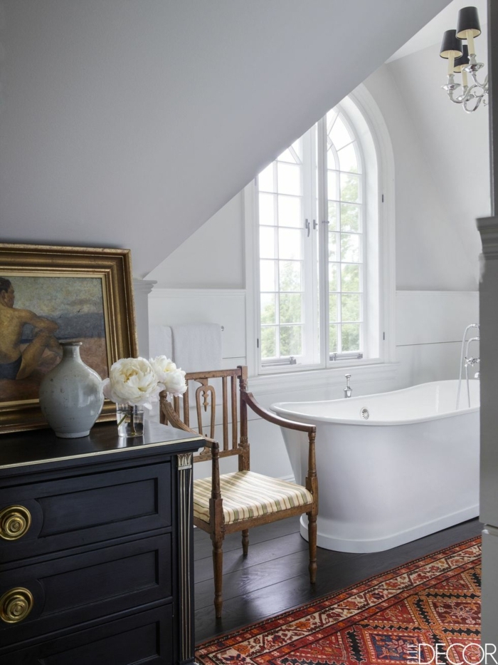 ejemplos de cuartos de baño decorados en estilo rústico, muebles de época, techo inclinado, alfombra vintage 