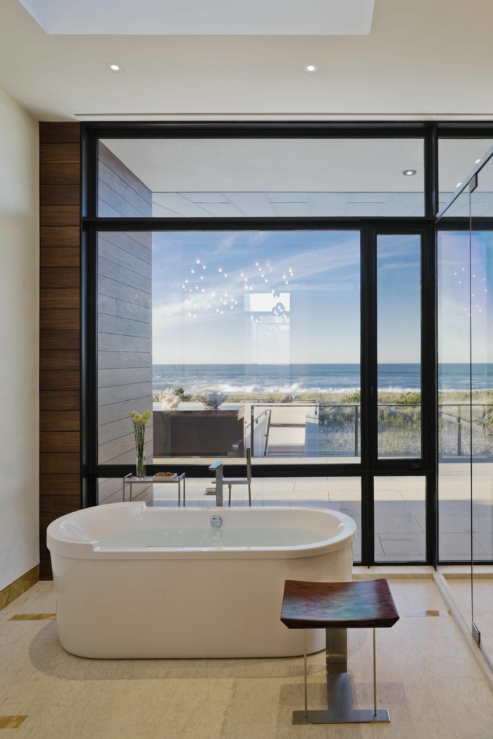baño diseñado en estilo contemporáneo con preciosa vista al mar, bañera moderna oval, luces empotradas 