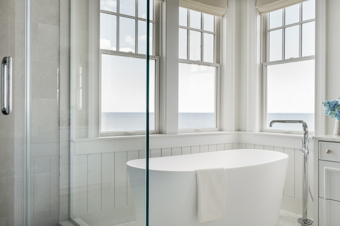 reforma baño pequeño, imágines con cuartos de baño de diseño, baño de lujo decorado en blanco con bonita vista al mar 