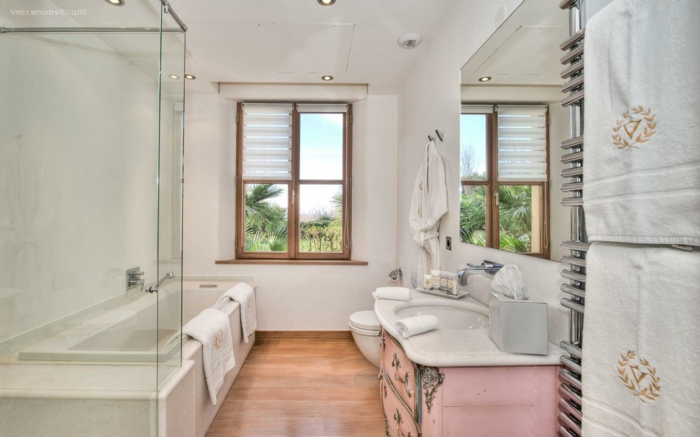 diseños de baños decorados en estilo vintage, suelo de parquet, paredes en blanco con luces empotradas 