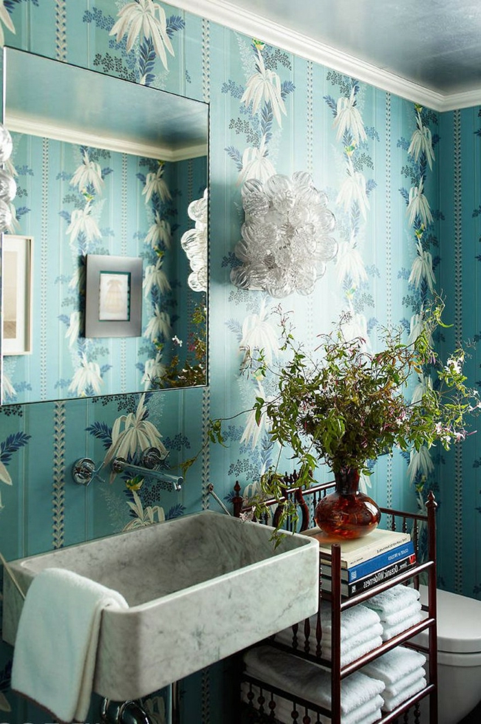 baño decorado en estilo clásico con papel tapiz vintage con motivos florales en blanco y azul 