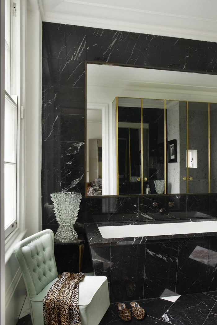 baños grises de diseño, cuarto de baño con suelo y paredes de mármol en gris oscuro, silla en estilo vintage 