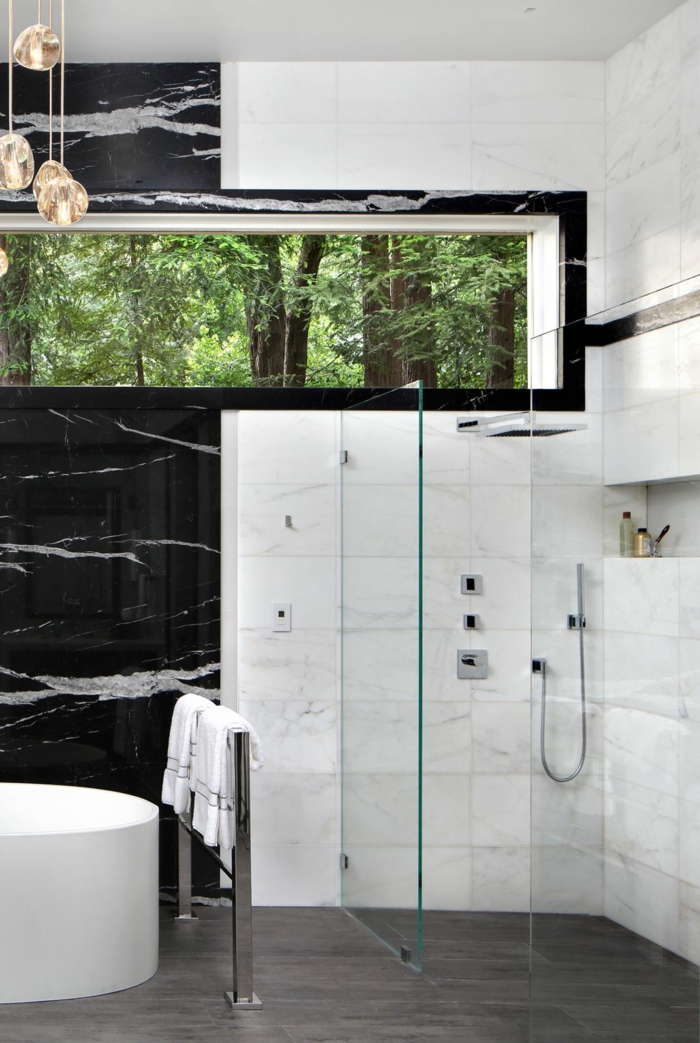 decoración de baño en estilo contemporáneo, contrastes de colores, paredes decoradas de mármol en blanco y negro 