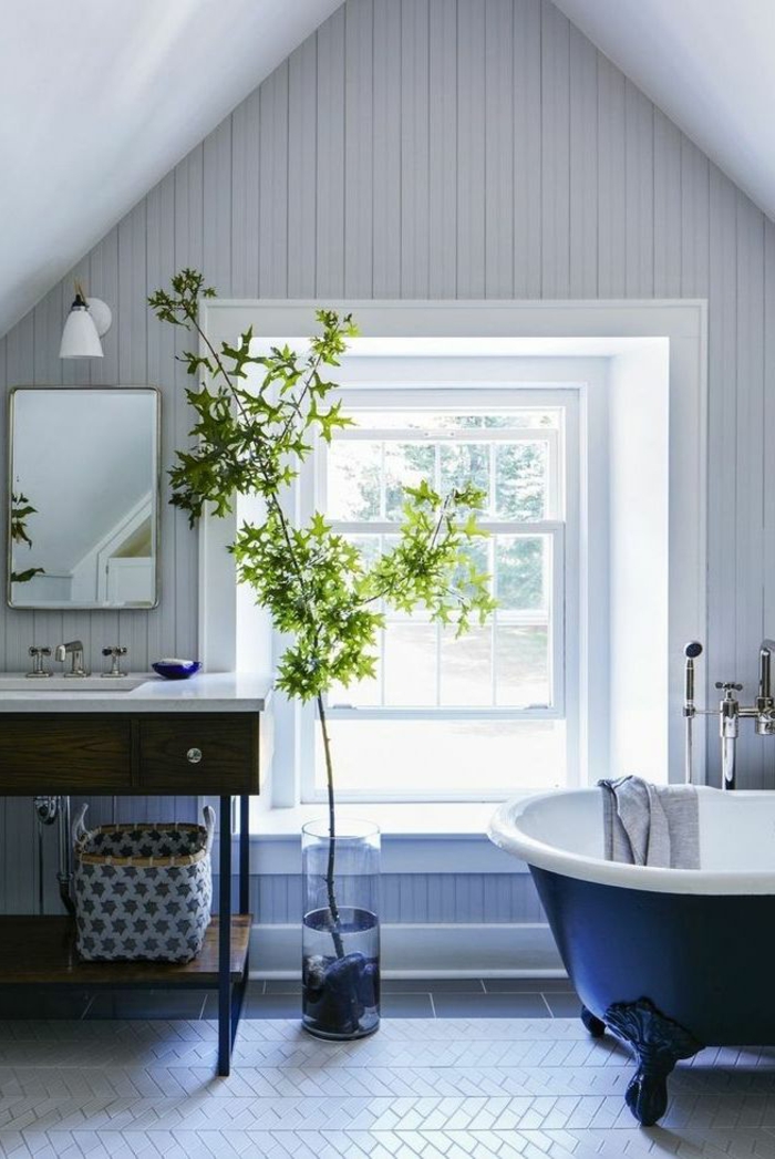 cuarto de baño colocado en una buhardilla, muebles en estilo vintage, decoración de plantas verdes, techo inclinado 