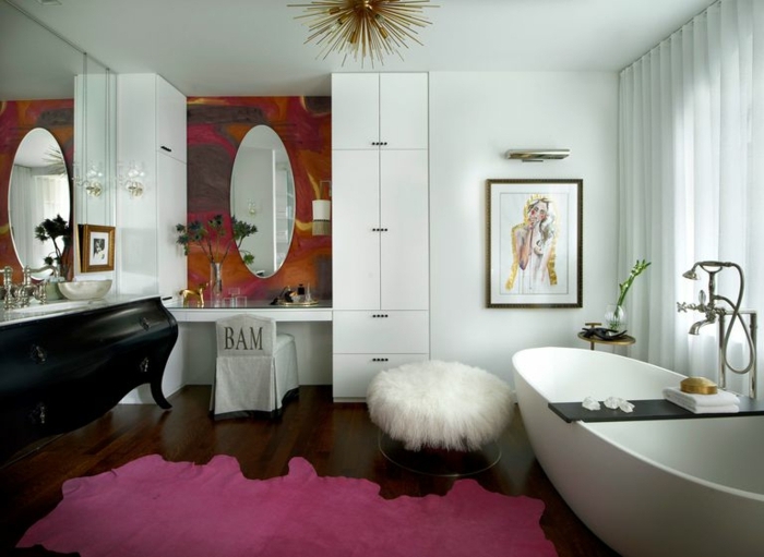 cuarto de baño de diseño decorado en estilo ecléctico, bañera exenta de forma oval, suelo de madera 