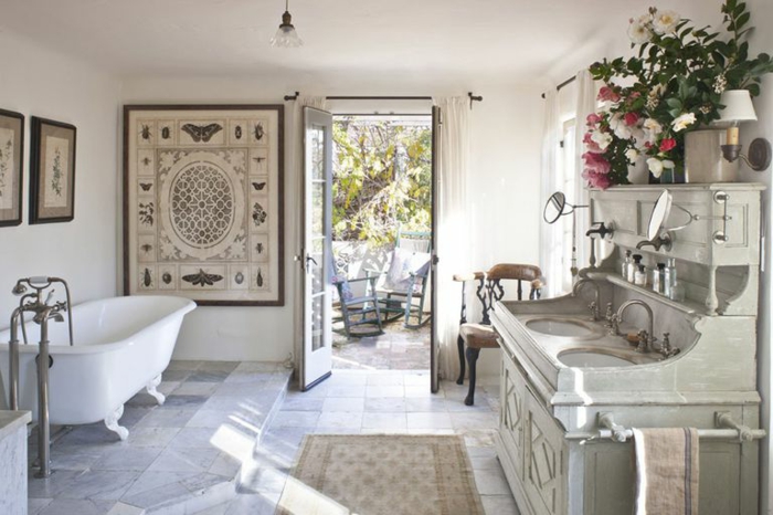 grande baño decorado en estilo vintage con muchos detalles detalles decorativos, cofre de época 