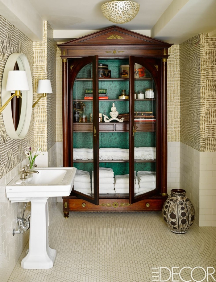 baños modernos decorados con muebles vintage, precioso armario de época hecho de madera, azulejos modernos en dorado 