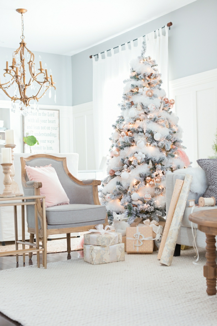 salón decorado de encanto en tonos pastel, como adornar un arbol de navidad con guirnaldas blancas 