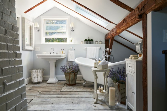 baño de diseño decorado en estilo rústico provenzal, suelo de madera, techo inclinado, decoracion con vigas 