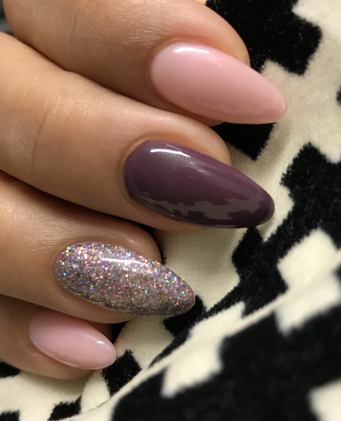 preciosas uñas pintadas en rosado, lila oscuro y plateado brillante, uñas acrilicas o de gel 2019