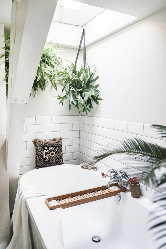 reformar baño tendencias boho chic, precioso baño decorado en blanco con detalles decorativos en estilo etno y plantas verdes 