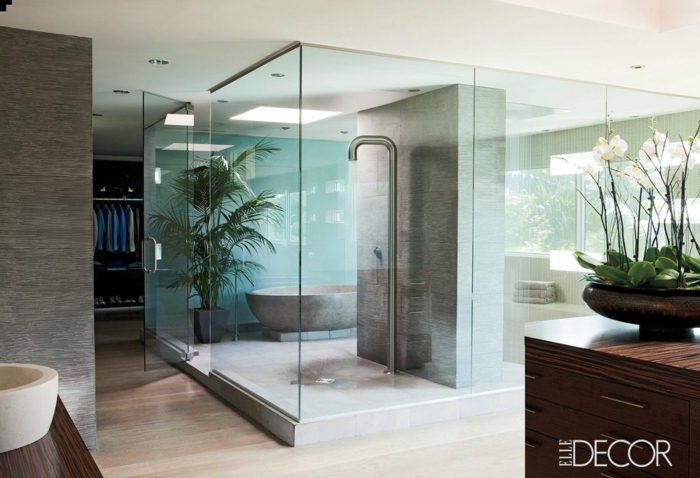 grande baño de diseño decorado en estilo contemporáneo, decoración minimalista en colores neutros 