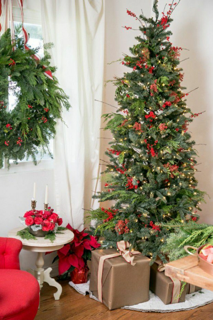 decoración navideña con adornos rojos, arbol de navidad reciclado, preciosa corona de navidad de materiales naturales
