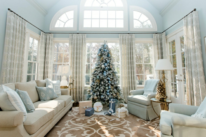 salón decorado con mucho encanto en azul y beige, precioso árbol navideño con adornos en colores pastel