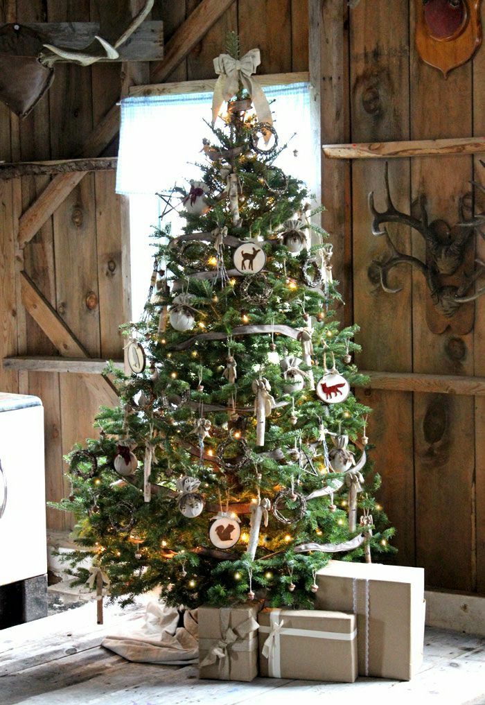 ambiente en estilo rústico, decoración árbol con adornos navideños rusticos, arbol de navidad reciclado