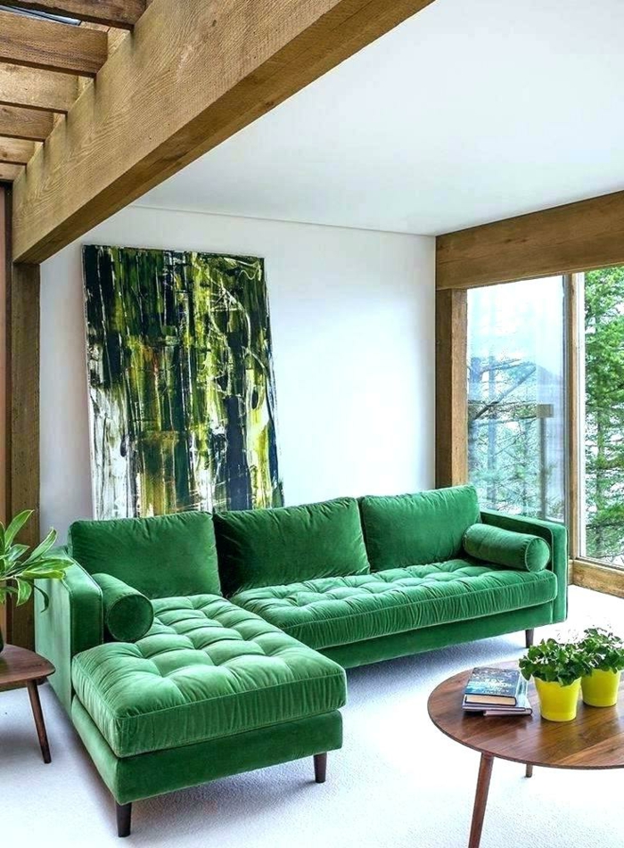 habitaciones pintadas en blanco con muebles en colores llamativos, precioso sofá en estilo vintage en verde