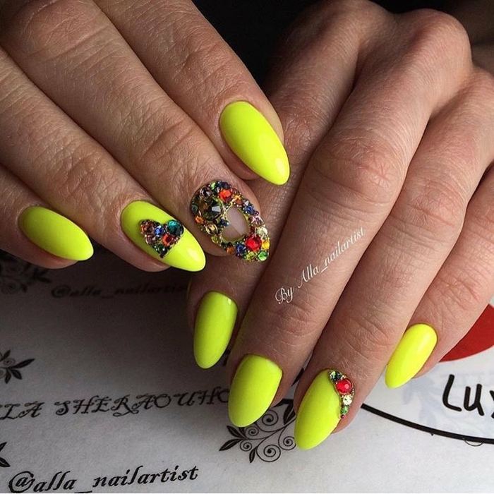 diseños de uñas exclusivos, decoración con acrilico para uñas y piedras decorativas, uñas pintadas en colores neones 