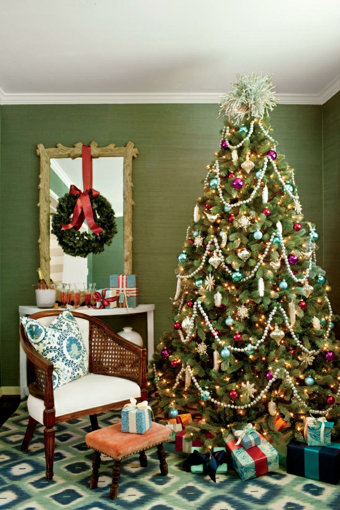salón decorado en verde y azul con muebles vintage, decoración en estilo vintage, árbol navideño decorado en la misma estética