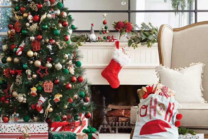 decoración de encanto árbol de navidad tradicional con adornos en rojo, verde y dorado, chimenea de leña